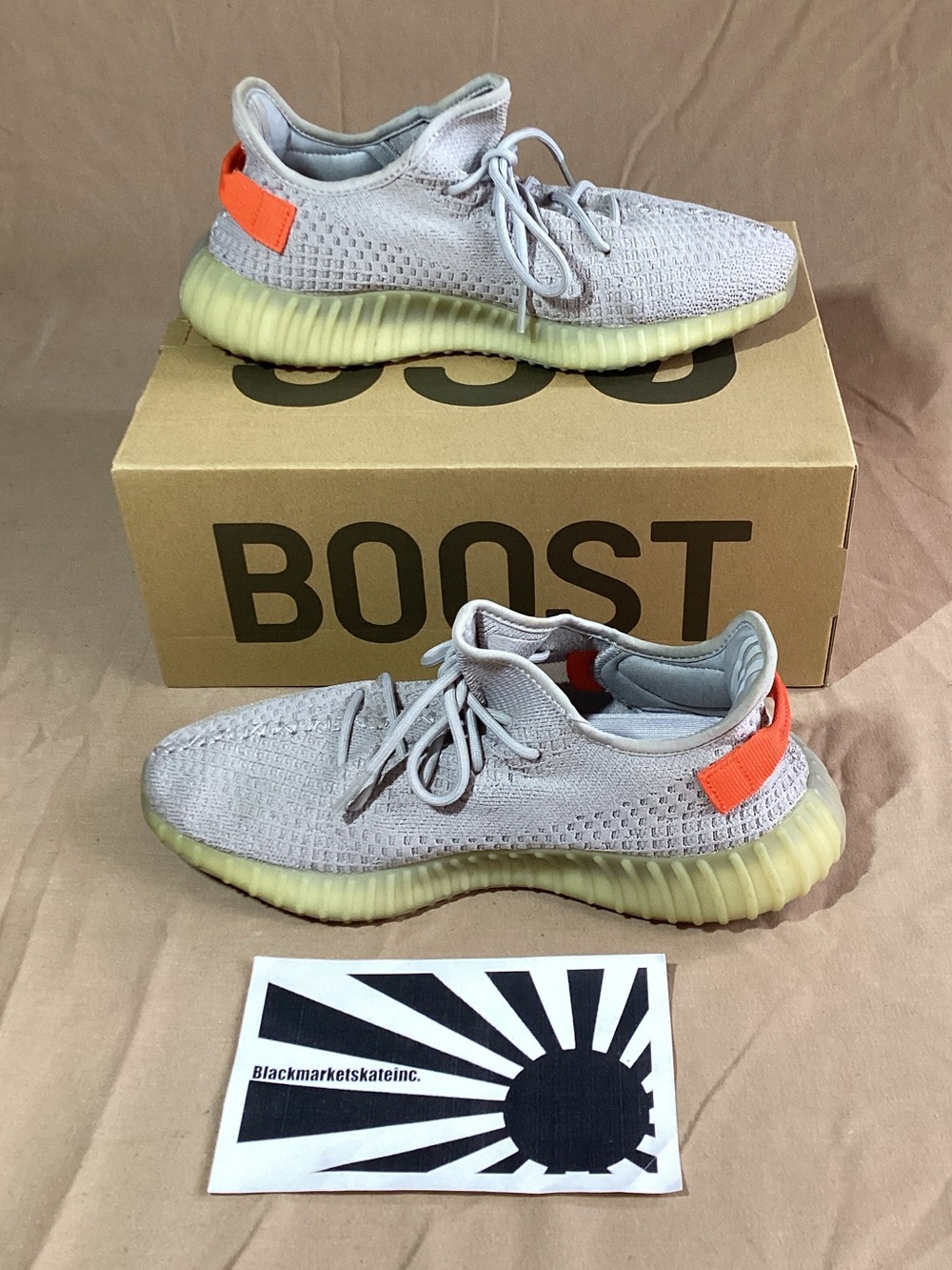 Adidas Yeezy Boost 350 V2 Tail Light FX9017 Men's Size 10.5 - Picture 2 of 9